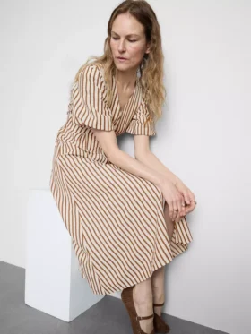 Vestido midi às riscas com mangas bufantes