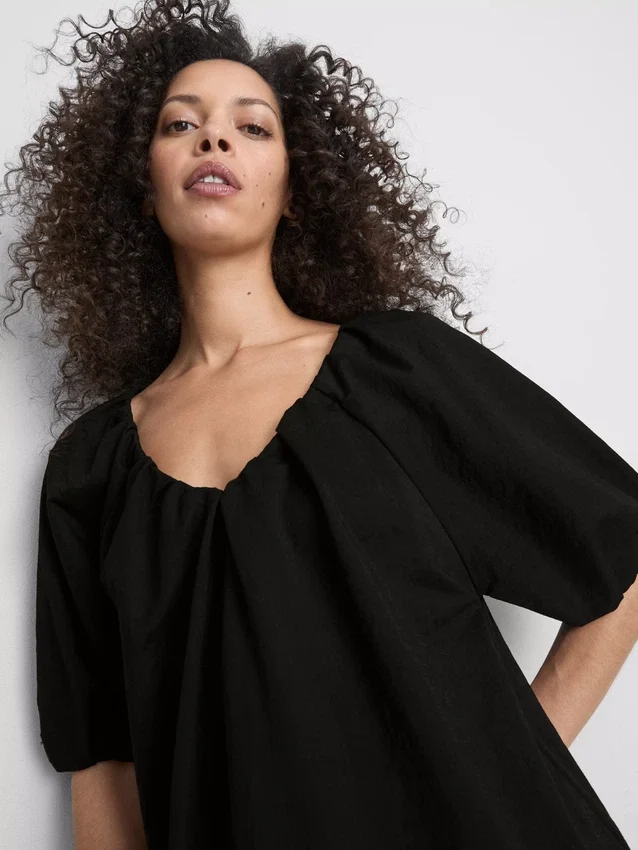 Vestido mini com mangas bufantes