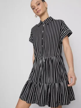 Vestido mini de camisa às riscas em camadas