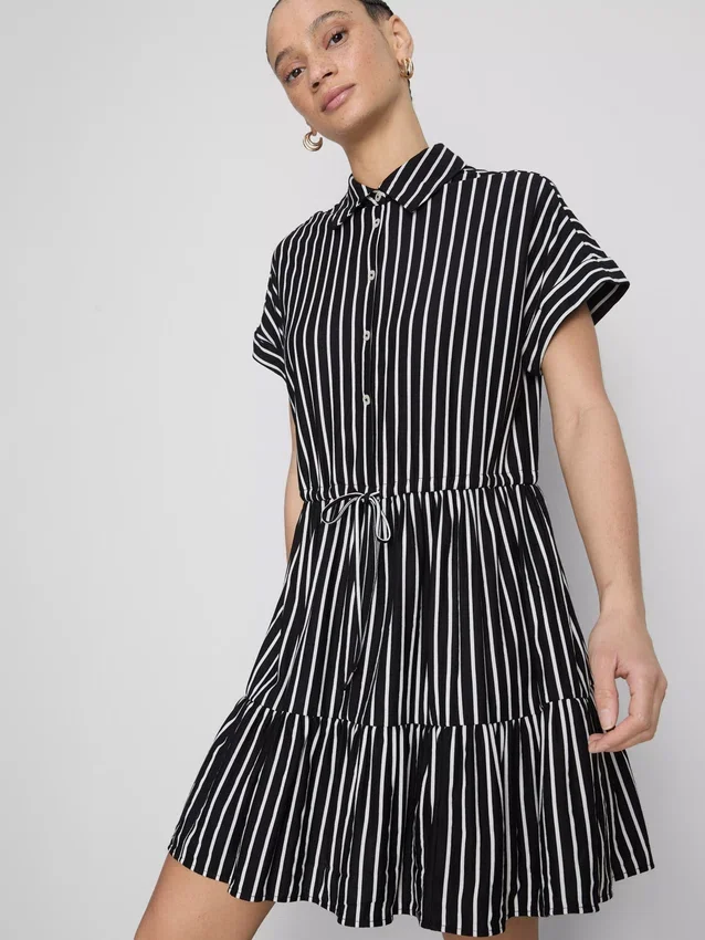 Vestido mini de camisa às riscas em camadas