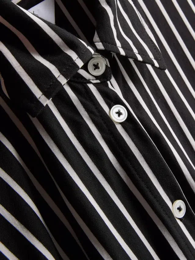 Vestido mini de camisa às riscas em camadas