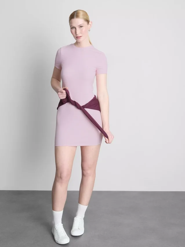 Vestido mini tipo t-shirt justo com canelado