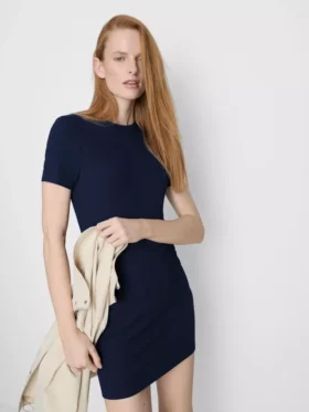 Vestido mini tipo t-shirt justo com canelado