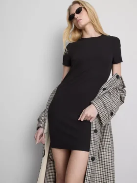 Vestido mini tipo t-shirt justo com canelado