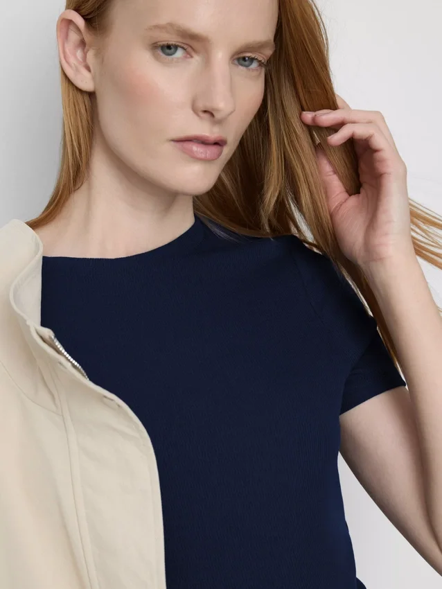 Vestido mini tipo t-shirt justo com canelado