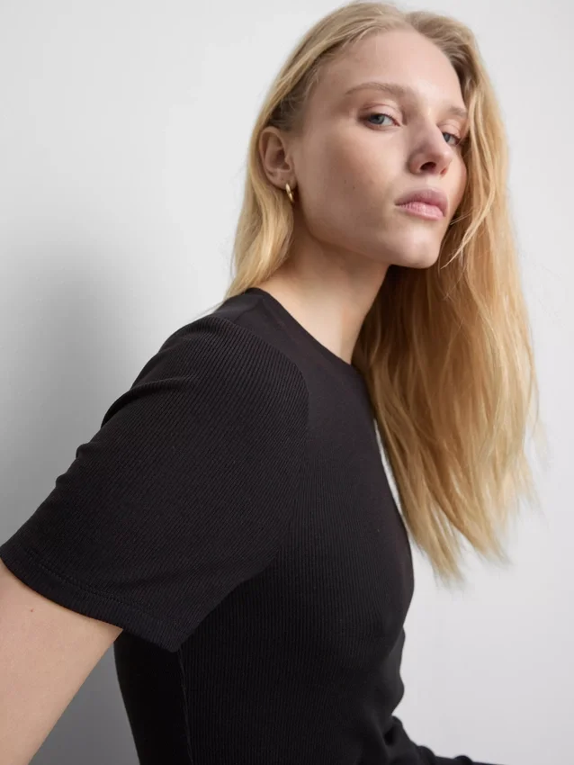 Vestido mini tipo t-shirt justo com canelado