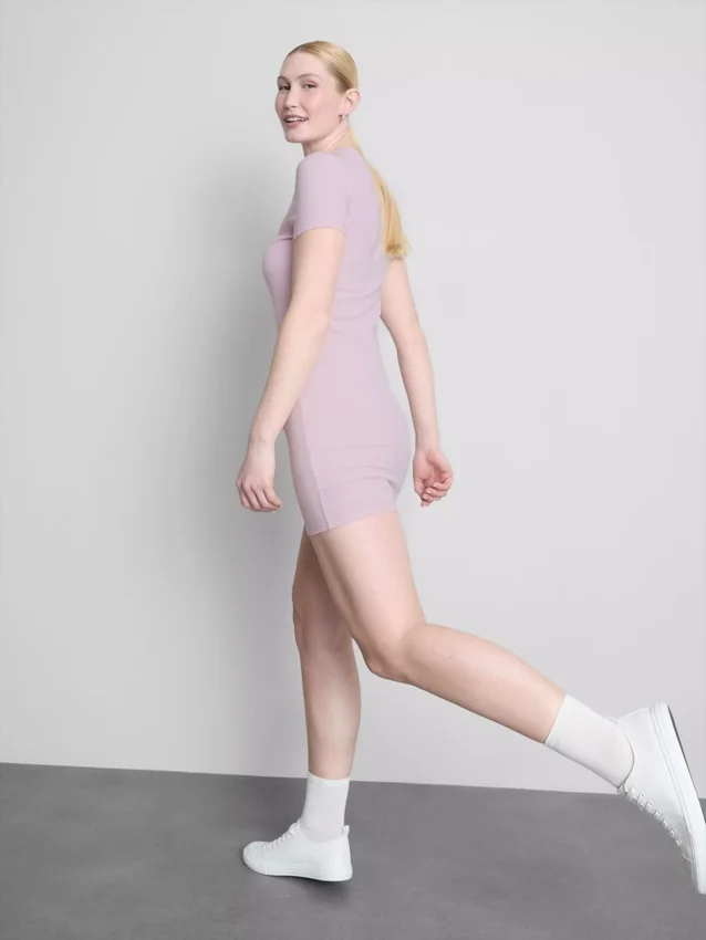 Vestido mini tipo t-shirt justo com canelado