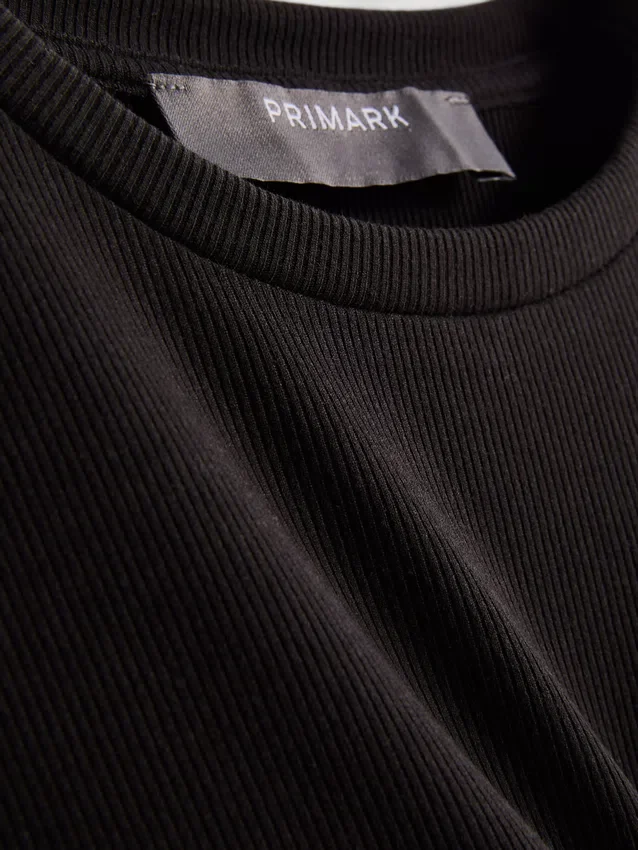 Vestido mini tipo t-shirt justo com canelado