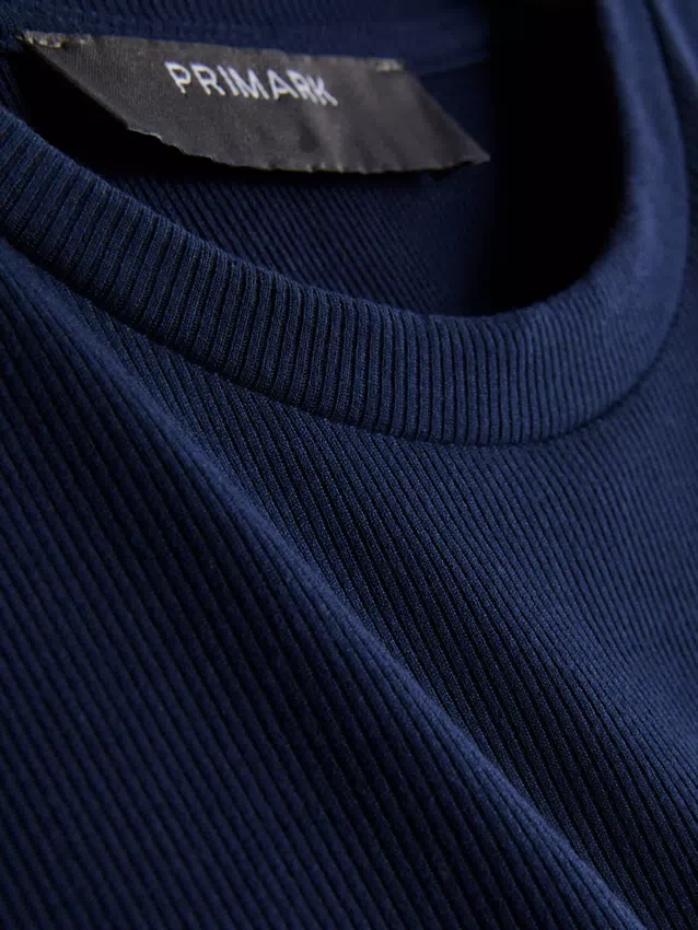 Vestido mini tipo t-shirt justo com canelado